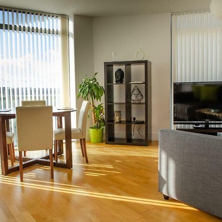 Serviced Apartment In Liverpool City Centre - Free Parking - Balcony - By Happy Days Bagian luar foto