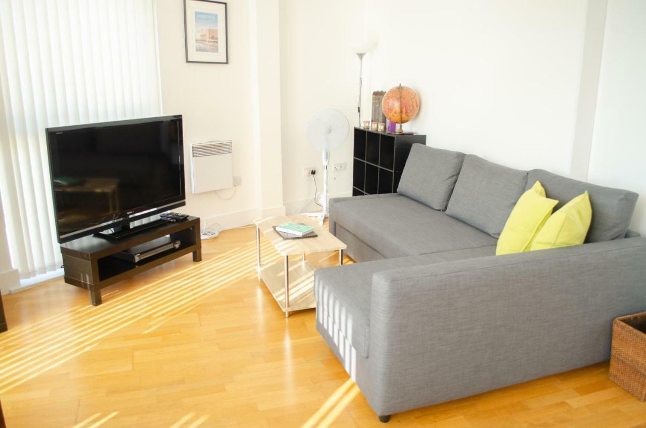 Serviced Apartment In Liverpool City Centre - Free Parking - Balcony - By Happy Days Bagian luar foto