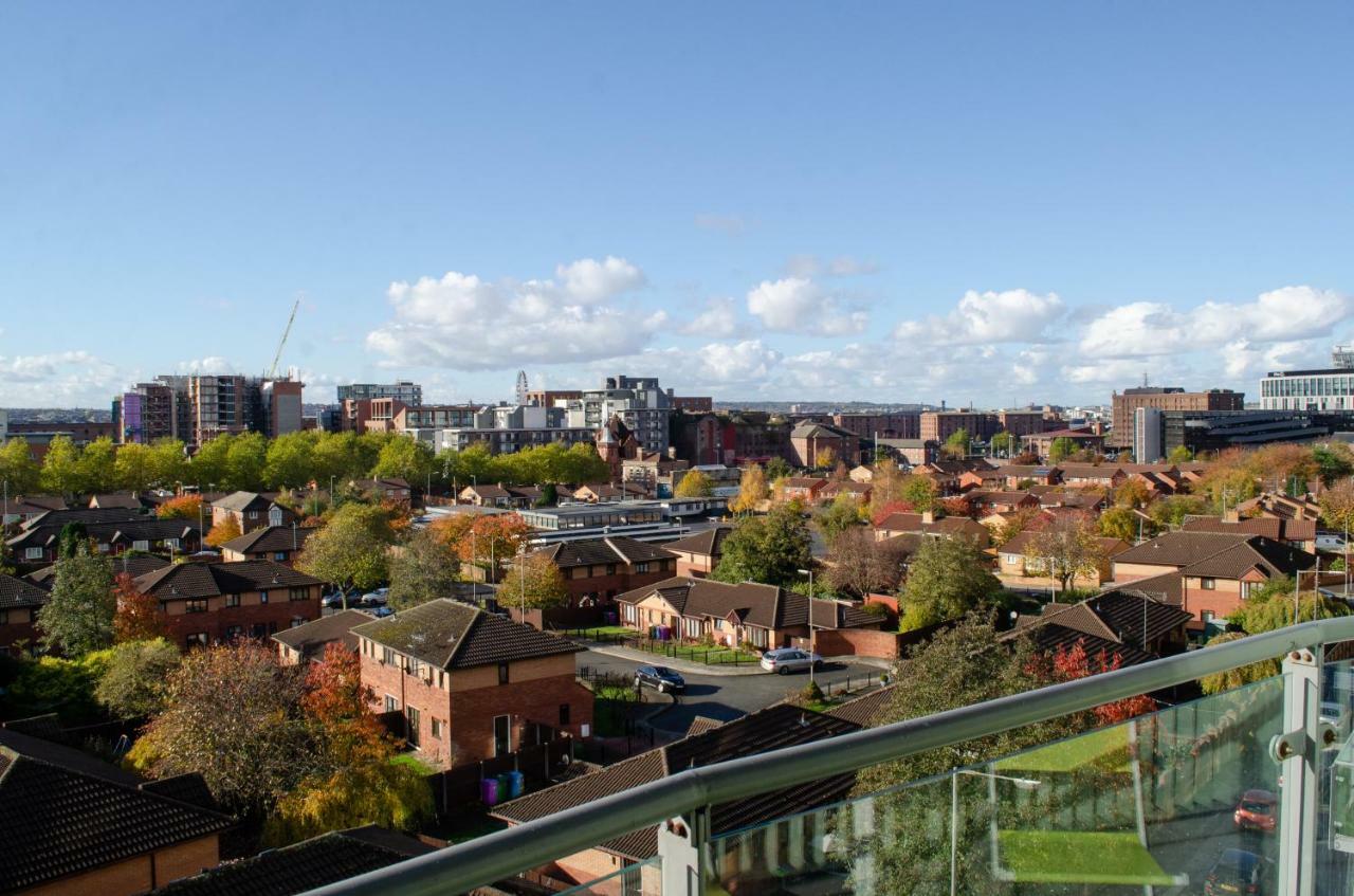 Serviced Apartment In Liverpool City Centre - Free Parking - Balcony - By Happy Days Bagian luar foto