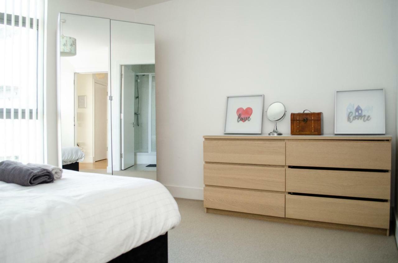 Serviced Apartment In Liverpool City Centre - Free Parking - Balcony - By Happy Days Bagian luar foto