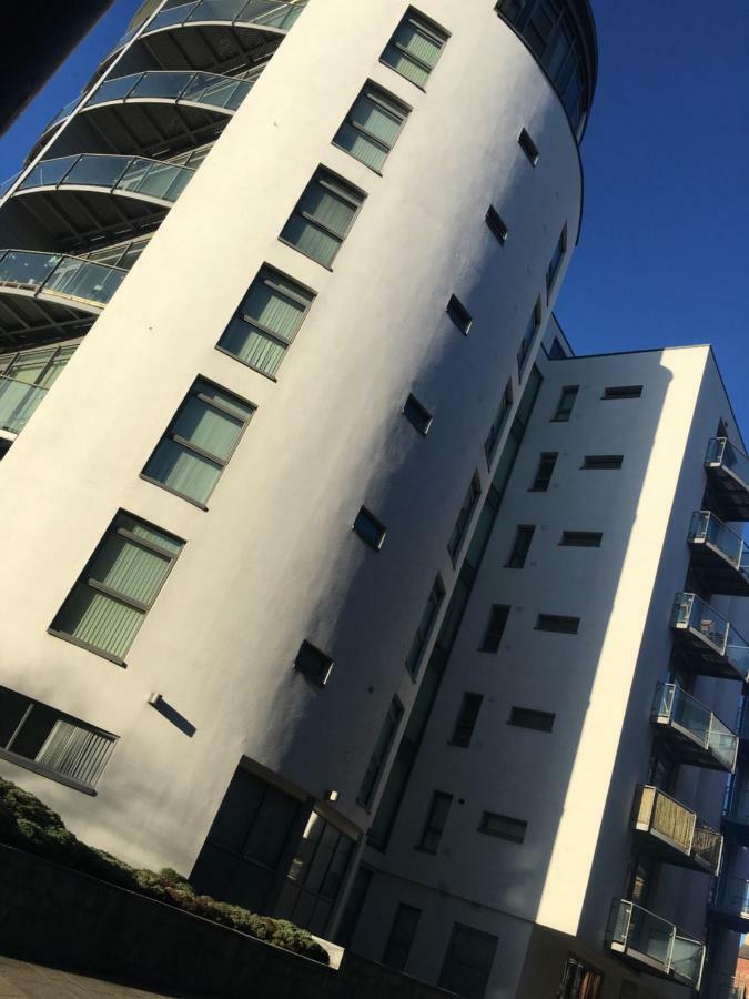 Serviced Apartment In Liverpool City Centre - Free Parking - Balcony - By Happy Days Bagian luar foto